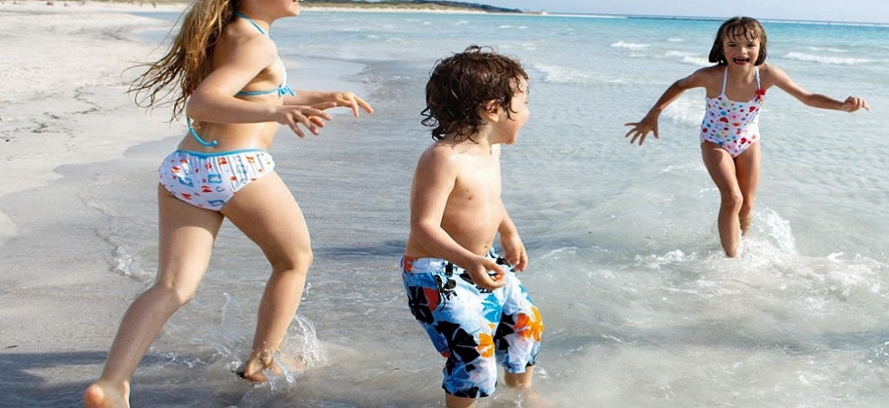 Bambini giocano al mare