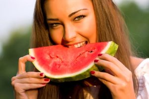 Mangiare cocomero in estate fa bene all'organismo