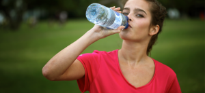 Bere molto è fondamentale per quando si fa sport con il caldo