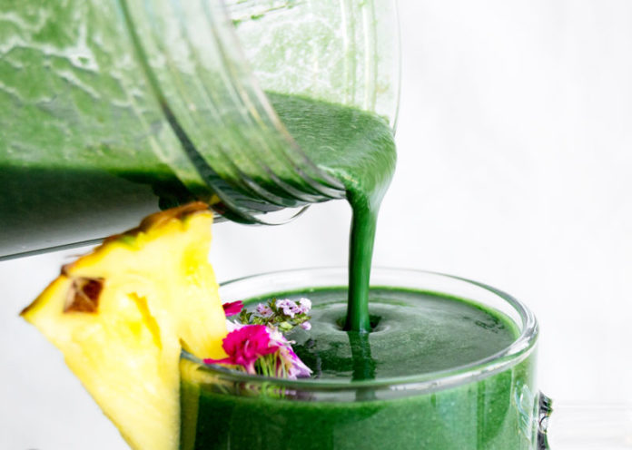 Uno smoothie veg superproteico all'alga spirulina