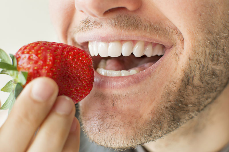 Denti bianchi grazie alle fragole