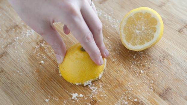 Affettare frutta e verdura fresca sul tagliere in legno