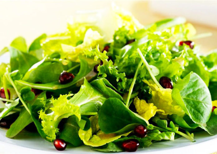 Insalata condita con olio extravergine di oliva