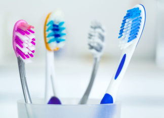 Igienizzare spazzolino da denti con prodotti naturali