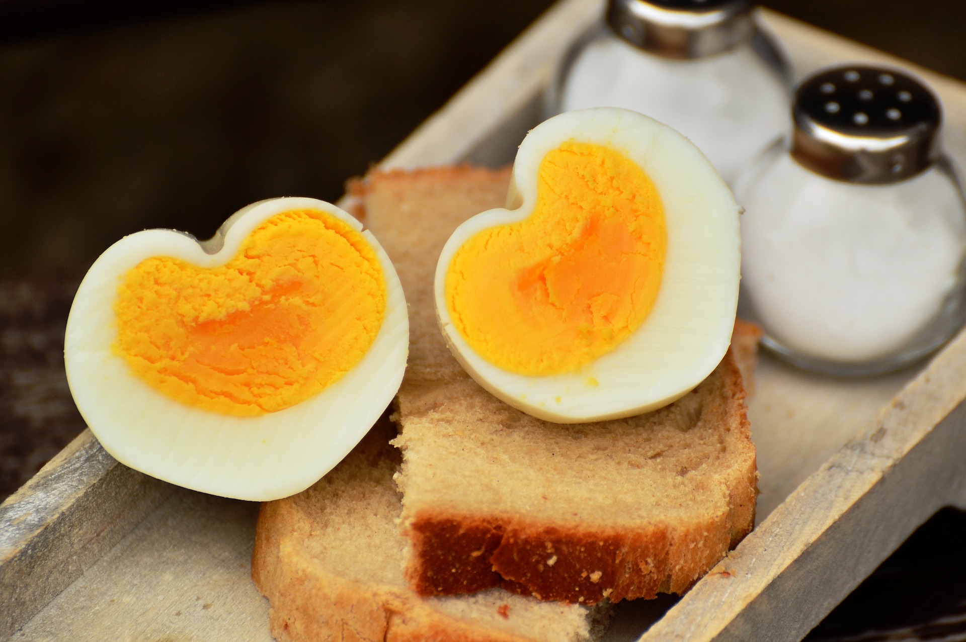 Uovo sodo a forma di cuore per la dieta dell'uovo