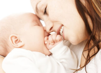 Mamma coccola neonato