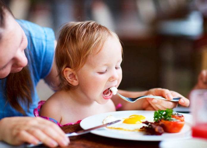 Un uovo al giorno ai bambini migliora lo sviluppo di fisico e mente