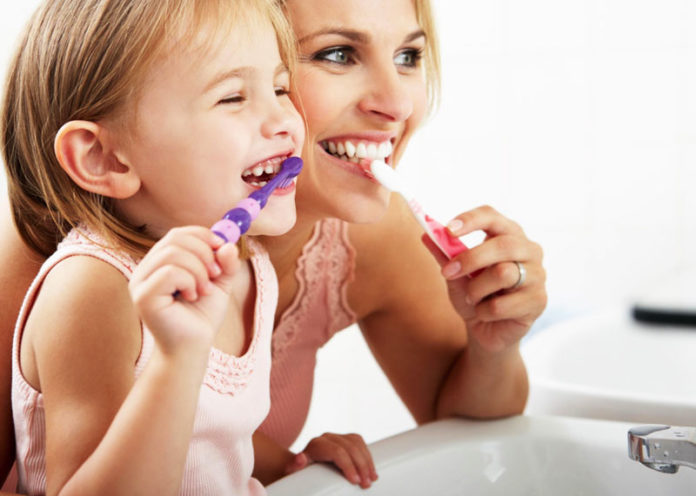 A quale età cominciare a far lavare i denti ai nostri bambini