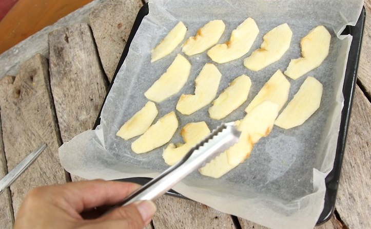 teglia da forno con le mele da essiccare