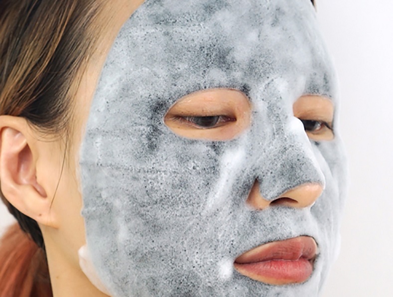 applicazione sul viso della bubble mask naturale