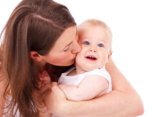 Baciare sulla bocca i propri bambini