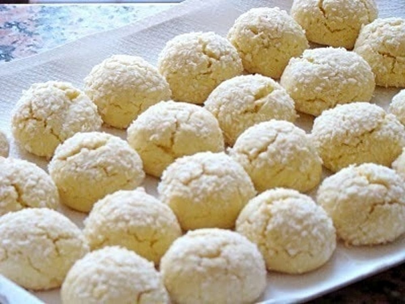 pasticcini di pasta di mandorle in preparazione