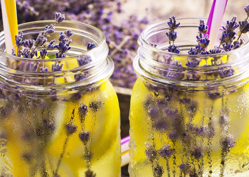 Limonata al gusto di lavanda, depurativa e rilassante