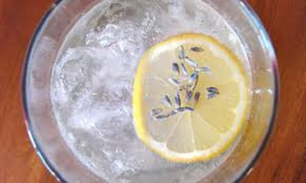 Bevanda acqua, limone e lavanda