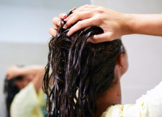 Maschera per capelli "fai da te" con miele e olio di mandorle