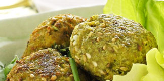 Polpette vegetariane a base di ortica, semi di sesamo e salsa vegan