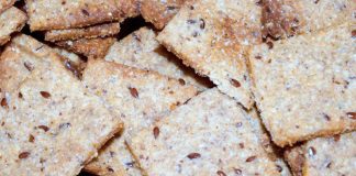 Crackers fatti in casa con semi di chia e sesamo ed erbe aromatiche