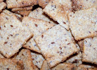 Crackers fatti in casa con semi di chia e sesamo ed erbe aromatiche