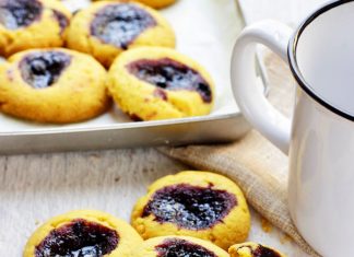 Biscotti fatti in casa, curcuma, pepe e mirtilli