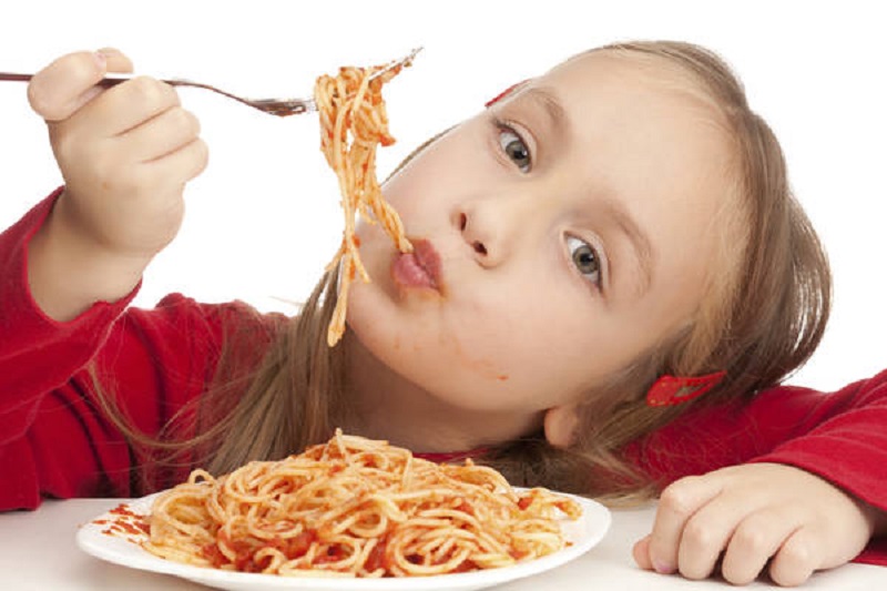 bambini mangiano pasta