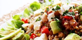 Insalata vegan con quinoa e avocado