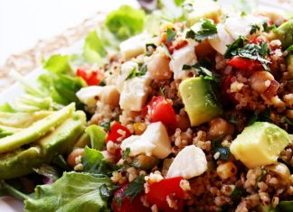 Insalata vegan con quinoa e avocado