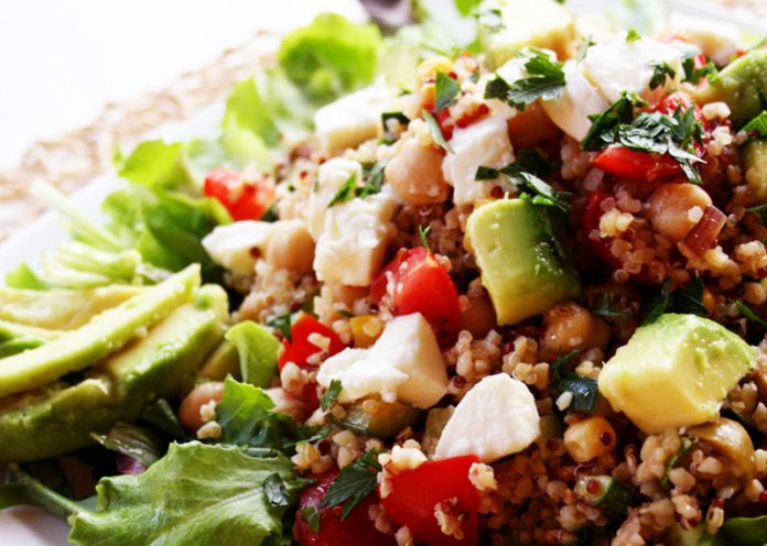 Insalata vegan con quinoa e avocado