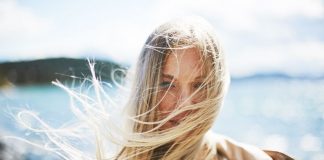 Schiarire i capelli in estate con metodi naturali