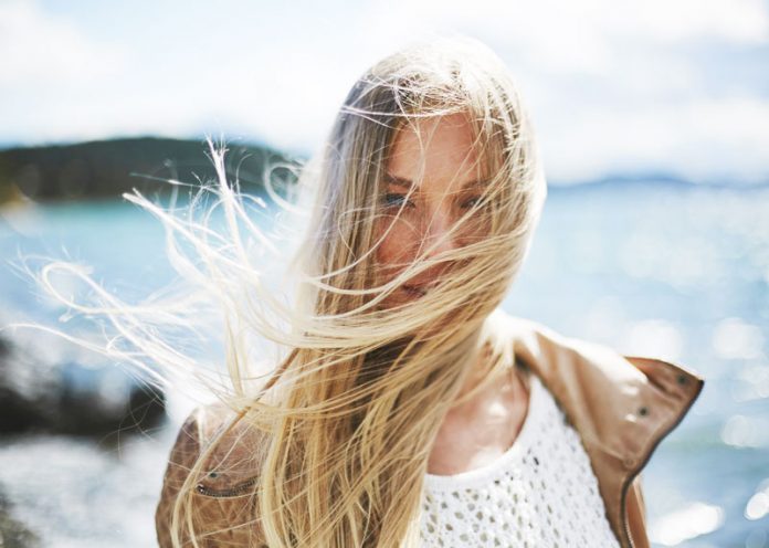 Schiarire i capelli in estate con metodi naturali