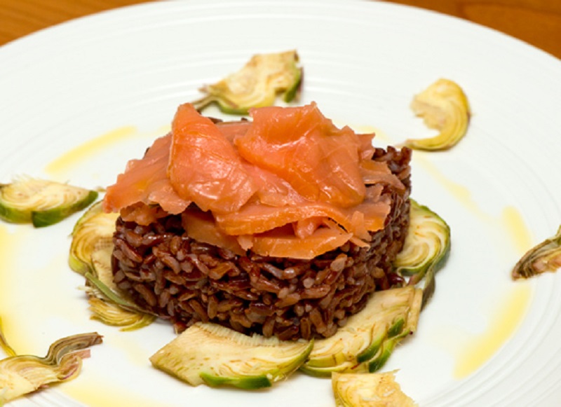 ricetta con riso rosso e salmone