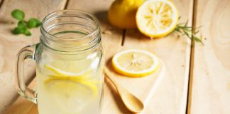 Bere acqua e limone al mattino