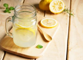 Bere acqua e limone al mattino