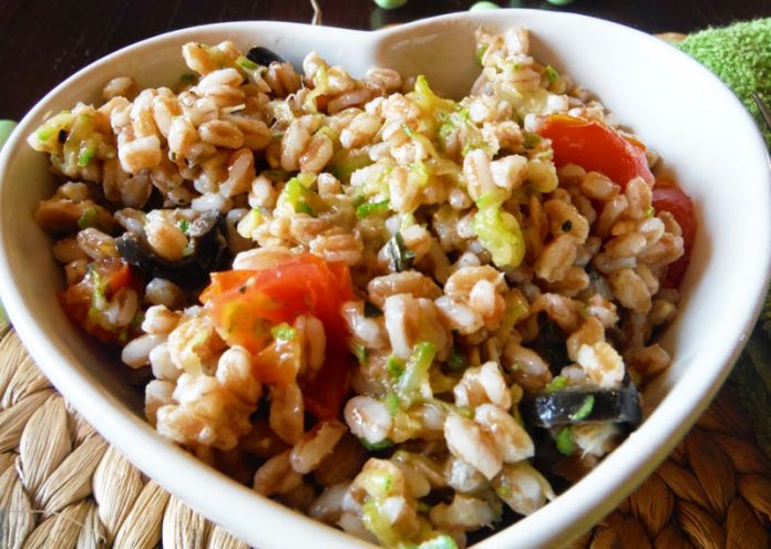 Ricetta per insalata di farro con tonno e zucchine