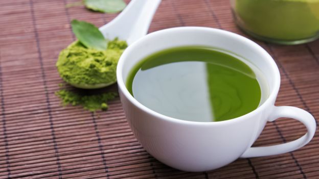 Una tazza di tè matcha