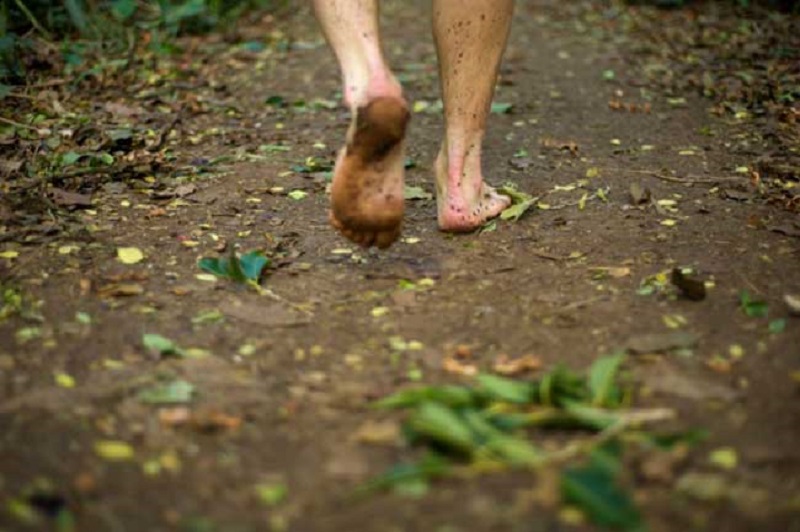 grounding, ovvero il benessere di camminare a piedi nudi