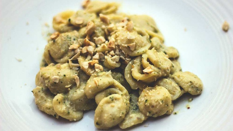 pasta al pesto con nocciole 