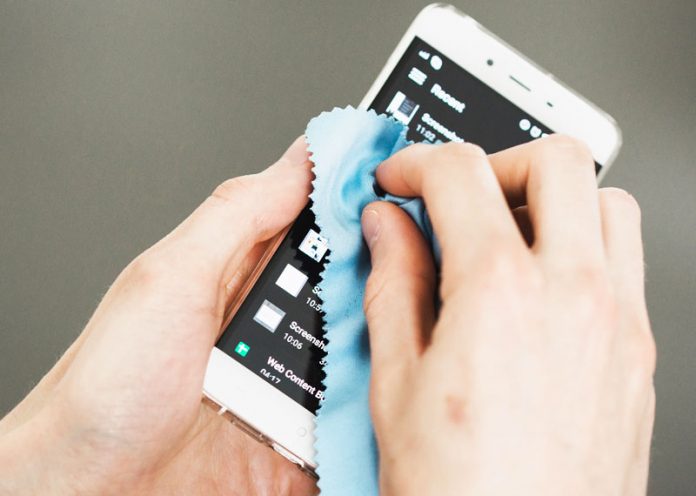 Come pulire lo smartphone da sporco, ditate e batteri (senza rovinarlo) Come pulire lo smartphone da sporco, ditate e batteri (senza rovinarlo)