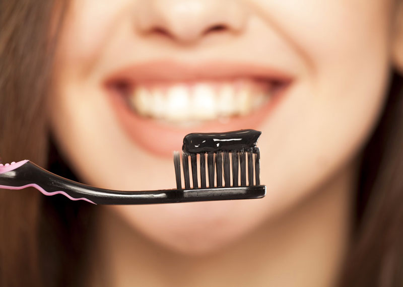 I 2 rimedi naturali migliori e "fai da te" per sbiancare i denti