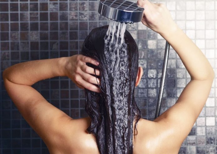 Lavare i capelli senza shampoo: cowash, bicarbonato e aceto