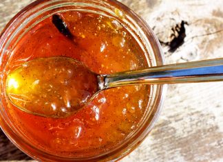 marmellata fai da te all'uva e ananas