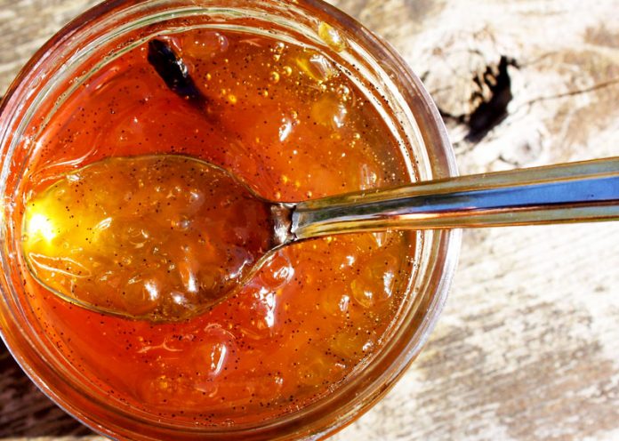 marmellata fai da te all'uva e ananas