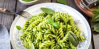 Pasta al pesto di spinaci (anche vegan) per un carico di ferro