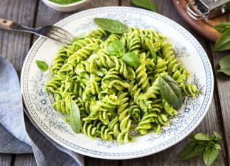 Pasta al pesto di spinaci (anche vegan) per un carico di ferro