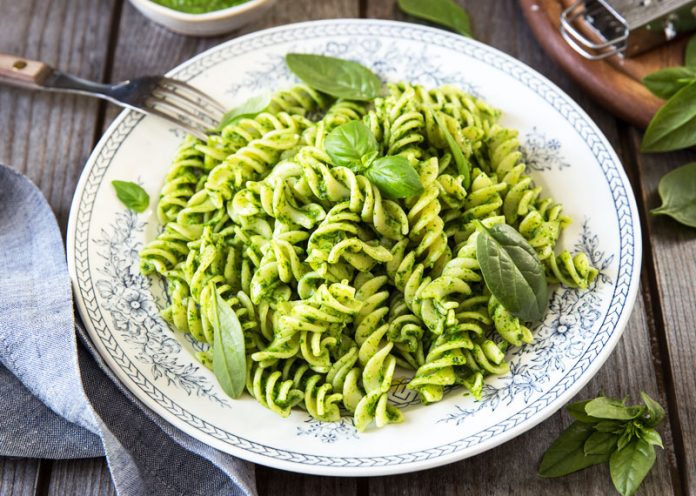 Pasta al pesto di spinaci (anche vegan) per un carico di ferro