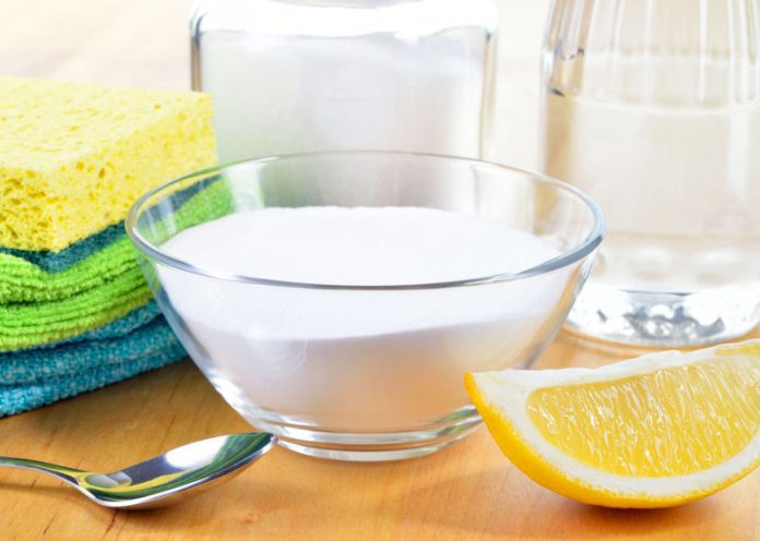 Pulire la cucina con prodotti naturali (e senza fare uso di candeggina) Pulire la cucina con prodotti naturali (e senza fare uso di candeggina)