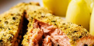 Salmone in crosta di quinoa, ricco di omega3, proteine e senza glutine
