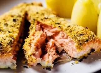 Salmone in crosta di quinoa, ricco di omega3, proteine e senza glutine