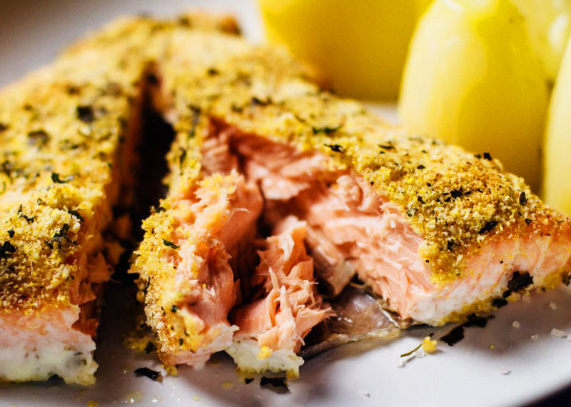 Salmone in crosta di quinoa, ricco di omega3, proteine e senza glutine