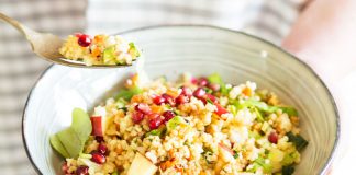 Cous cous d'autunno con spinacini, nocciole e melagrana