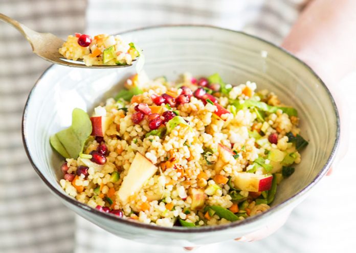 Cous cous d'autunno con spinacini, nocciole e melagrana